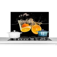 KitchenYeah Spatscherm keuken 90x60 cm - Kookplaat achterwand Sinaasappel - Stilleven - Water - Zwart - Fruit - Muurbeschermer - Spatwand fornuis - Hoogwaardig aluminium