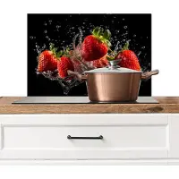 KitchenYeah Spatscherm keuken 70x50 cm - Kookplaat achterwand Aardbei - Water - Fruit - Rood - Muurbeschermer - Spatwand fornuis - Hoogwaardig aluminium