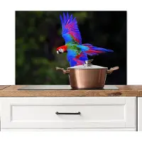 KitchenYeah Spatscherm keuken 90x60 cm - Kookplaat achterwand Felgekleurd - Papegaai - Bos - Vleugels - Muurbeschermer - Spatwand fornuis - Hoogwaardig aluminium
