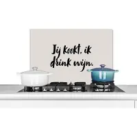 KitchenYeah Spatscherm keuken 60x40 cm - Kookplaat achterwand Jij kookt, ik drink wijn - Taupe - Quote - Muurbeschermer - Spatwand fornuis - Hoogwaardig aluminium