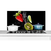 KitchenYeah Spatscherm keuken 100x50 cm - Kookplaat achterwand Fruit - Water - Zwart - Stilleven Aardbei - Kiwi - Muurbeschermer - Spatwand fornuis - Hoogwaardig aluminium