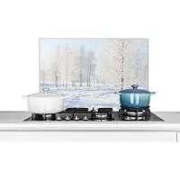 KitchenYeah Spatscherm keuken 70x50 cm - Kookplaat achterwand Sneeuw - Bomen - Winter - Muurbeschermer - Spatwand fornuis - Hoogwaardig aluminium