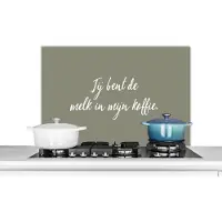KitchenYeah Spatscherm keuken 90x60 cm - Kookplaat achterwand Quotes - Koffie - Spreuken - Jij bent de melk in mijn koffie - Partner - Muurbeschermer - Spatwand fornuis - Hoogwaardig aluminium