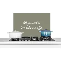 KitchenYeah Spatscherm keuken 60x40 cm - Kookplaat achterwand Spreuken - All you need is love and more coffee - Koffie - Quotes - Liefde - Muurbeschermer - Spatwand fornuis - Hoogwaardig aluminium