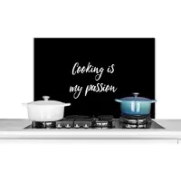 KitchenYeah Spatscherm keuken 80x55 cm - Kookplaat achterwand Cooking is my passion - Koken - Spreuken - Quotes - Muurbeschermer - Spatwand fornuis - Hoogwaardig aluminium