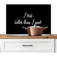 KitchenYeah Spatscherm keuken 80x55 cm - Kookplaat achterwand Quotes - Spreuken - Koken - I kiss better than I cook - Kus - Muurbeschermer - Spatwand fornuis - Hoogwaardig aluminium