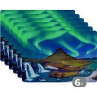 KitchenYeah Placemat - Placemats kunststof - Noorderlicht - Sterrenhemel - IJsland - Berg - Groen - Waterval - Meer - 45x30 cm - 6 stuks - Hittebestendig - Anti-Slip - Onderlegger - Afneembaar