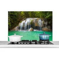 KitchenYeah Spatscherm keuken 100x65 cm - Kookplaat achterwand Een waterval met groene omgeving in het Nationaal park Erawan in Thailand - Muurbeschermer - Spatwand fornuis - Hoogwaardig aluminium