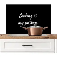 KitchenYeah Spatscherm keuken 80x55 cm - Kookplaat achterwand Cooking is my passion - Koken - Spreuken - Quotes - Muurbeschermer - Spatwand fornuis - Hoogwaardig aluminium