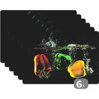 KitchenYeah Placemat - Placemats kunststof - Paprika - Groente - Water - Zwart - Rood - Groen - Geel - 45x30 cm - 6 stuks - Hittebestendig - Anti-Slip - Onderlegger - Afneembaar