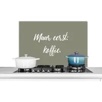 KitchenYeah Spatscherm keuken 90x60 cm - Kookplaat achterwand Spreuken - Maar eerst: koffie - Quotes - Koffie - Muurbeschermer - Spatwand fornuis - Hoogwaardig aluminium