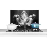 KitchenYeah Spatscherm keuken 70x50 cm - Kookplaat achterwand Vrouw - Engel - Veren - Portret - Zwart wit - Muurbeschermer - Spatwand fornuis - Hoogwaardig aluminium