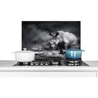 KitchenYeah Spatscherm keuken 70x50 cm - Kookplaat achterwand Neushoorn - Natuur - Gras - Zwart - Wit - Muurbeschermer - Spatwand fornuis - Hoogwaardig aluminium