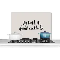 KitchenYeah Spatscherm keuken 90x60 cm - Kookplaat achterwand Taupe - Quote - Jij kookt, ik drink cocktails - Muurbeschermer - Spatwand fornuis - Hoogwaardig aluminium