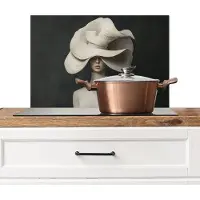 KitchenYeah Spatscherm keuken 60x40 cm - Kookplaat achterwand Modern - Vrouw - Hoed - Muurbeschermer - Spatwand fornuis - Hoogwaardig aluminium