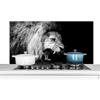 KitchenYeah Spatscherm keuken 120x60 cm - Kookplaat achterwand Leeuw - Portret - zwart - Wit - Dieren - Muurbeschermer - Spatwand fornuis - Hoogwaardig aluminium