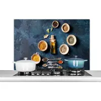 KitchenYeah Spatscherm keuken 100x65 cm - Kookplaat achterwand Olie - Specerijen - Pollepels - Kruiden - Keuken - Muurbeschermer - Spatwand fornuis - Hoogwaardig aluminium