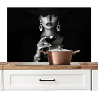 KitchenYeah Spatscherm keuken 100x65 cm - Kookplaat achterwand Vrouw - Cocktail - Chic - Muurbeschermer - Spatwand fornuis - Hoogwaardig aluminium