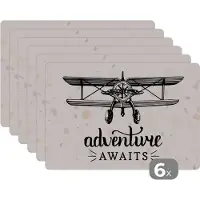 KitchenYeah Placemat - Placemats kunststof - Spreuken - Quotes - Adventure awaits - Vliegtuig - 45x30 cm - 6 stuks - Hittebestendig - Anti-Slip - Onderlegger - Afneembaar