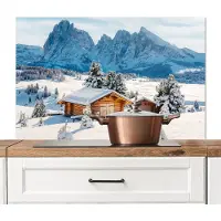 KitchenYeah Spatscherm keuken 100x65 cm - Kookplaat achterwand Winter - Huisje - Bergen - Uitzicht - Sneeuw - Muurbeschermer - Spatwand fornuis - Hoogwaardig aluminium
