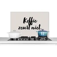 KitchenYeah Spatscherm keuken 90x60 cm - Kookplaat achterwand Taupe - Quote - Koffie zeurt niet - Muurbeschermer - Spatwand fornuis - Hoogwaardig aluminium