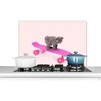 KitchenYeah Spatscherm keuken 90x60 cm - Kookplaat achterwand Poes - Kitten - Dieren - Skateboard - Roze - Muurbeschermer - Spatwand fornuis - Hoogwaardig aluminium