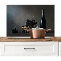 KitchenYeah Spatscherm keuken 80x55 cm - Kookplaat achterwand Stilleven - Zwart - Fles - Druiven - Muurbeschermer - Spatwand fornuis - Hoogwaardig aluminium