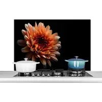 KitchenYeah Spatscherm keuken 100x65 cm - Kookplaat achterwand Bloemen - Oranje - Natuur - Chrysant - Zwart - Muurbeschermer - Spatwand fornuis - Hoogwaardig aluminium