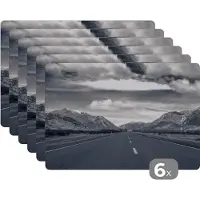 KitchenYeah Placemats - Onderleggers - Natuur - Bergen - Weg - Lucht - Zwart wit - 45x30 cm - Ronde placemats - 6 stuks