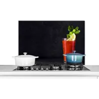 KitchenYeah Spatscherm keuken 90x60 cm - Kookplaat achterwand Drankje - Glas - Bloody Mary - Rood - Muurbeschermer - Spatwand fornuis - Hoogwaardig aluminium