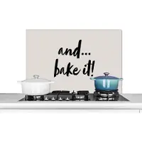 KitchenYeah Spatscherm keuken 80x55 cm - Kookplaat achterwand Quotes - Koken - Spreuken - And... bake it! - Bakken - Muurbeschermer - Spatwand fornuis - Hoogwaardig aluminium