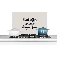 KitchenYeah Spatscherm keuken 70x50 cm - Kookplaat achterwand Quote - Eerst koffie, daarna dingen doen - Taupe - Muurbeschermer - Spatwand fornuis - Hoogwaardig aluminium