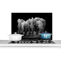 KitchenYeah Spatscherm keuken - Achterwand keuken - Dieren - Olifanten - Kudde - Zwart - Wit - Wanddecoratie - Keuken - 90x60 cm