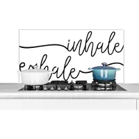 KitchenYeah Spatscherm keuken 100x50 cm - Kookplaat achterwand Quote - Ademen - Spreuk - Zwart wit - 'Inhale exhale' - Muurbeschermer - Spatwand fornuis - Hoogwaardig aluminium