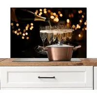 KitchenYeah Spatscherm keuken 80x55 cm - Kookplaat achterwand Lichtjes - Champagne - Dienblad - Glazen - Muurbeschermer - Spatwand fornuis - Hoogwaardig aluminium