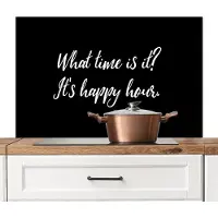 KitchenYeah Spatscherm keuken 100x65 cm - Kookplaat achterwand Quotes - What time is it? It's happy hour - Eten - Spreuken - Muurbeschermer - Spatwand fornuis - Hoogwaardig aluminium
