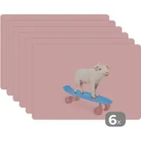 KitchenYeah Placemat - Placemats kunststof - Varken - Roze - Skateboard - Blauw - Dieren - 45x30 cm - 6 stuks - Hittebestendig - Anti-Slip - Onderlegger - Afneembaar