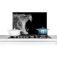 KitchenYeah Spatscherm keuken 70x50 cm - Kookplaat achterwand Dieren - Leeuw - Zwart - Wit - Portret - Muurbeschermer - Spatwand fornuis - Hoogwaardig aluminium