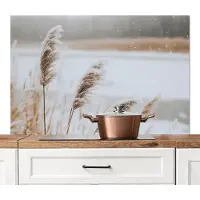 KitchenYeah Spatscherm keuken 120x80 cm - Kookplaat achterwand Riet - Meer - Winter - Natuur - Sneeuw - Beige - Muurbeschermer - Spatwand fornuis - Hoogwaardig aluminium