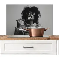 KitchenYeah Spatscherm keuken 90x60 cm - Kookplaat achterwand Vrouw - Pasta - Zwart - Wit - Muurbeschermer - Spatwand fornuis - Hoogwaardig aluminium