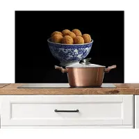 KitchenYeah Spatscherm keuken 80x55 cm - Kookplaat achterwand Delfts blauw - Bitterballen - Holland - Schaal - Muurbeschermer - Spatwand fornuis - Hoogwaardig aluminium
