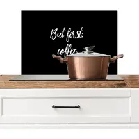 KitchenYeah Spatscherm keuken 60x40 cm - Kookplaat achterwand Quotes - But first: coffee - Koffie - Spreuken - Muurbeschermer - Spatwand fornuis - Hoogwaardig aluminium
