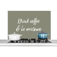 KitchenYeah Spatscherm keuken 100x65 cm - Kookplaat achterwand Quotes - Drink coffee & be awesome - Koffie - Spreuken - Muurbeschermer - Spatwand fornuis - Hoogwaardig aluminium