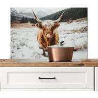 KitchenYeah Spatscherm keuken 90x60 cm - Kookplaat achterwand Schotse Hooglander - Landschap - Sneeuw - Bergen - Winter - Muurbeschermer - Spatwand fornuis - Hoogwaardig aluminium