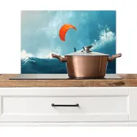 KitchenYeah Spatscherm keuken 60x40 cm - Kookplaat achterwand Kitesurfer - Oranje - Zee - Lucht - Muurbeschermer - Spatwand fornuis - Hoogwaardig aluminium
