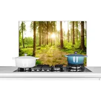 KitchenYeah Spatscherm keuken 90x60 cm - Kookplaat achterwand Bos - Groen - Zonlicht - Bomen - Muurbeschermer - Spatwand fornuis - Hoogwaardig aluminium
