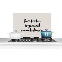 KitchenYeah Spatscherm keuken 70x50 cm - Kookplaat achterwand Deze keuken is gemaakt om in te dansen - Taupe - Quote - Muurbeschermer - Spatwand fornuis - Hoogwaardig aluminium