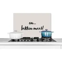 KitchenYeah Spatscherm keuken 60x40 cm - Kookplaat achterwand Taupe - Quote - En... bakken maar! - Muurbeschermer - Spatwand fornuis - Hoogwaardig aluminium