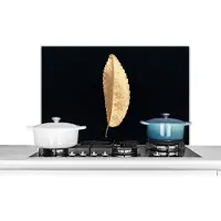 KitchenYeah Spatscherm keuken 80x55 cm - Kookplaat achterwand Bladeren - Black and gold - Luxe - Chic - Natuur - Muurbeschermer - Spatwand fornuis - Hoogwaardig aluminium