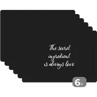 KitchenYeah Placemat - Placemats kunststof - Quotes - Liefde - Koken - The secret ingredient is always love - Spreuken - 45x30 cm - 6 stuks - Hittebestendig - Anti-Slip - Onderlegger - Afneembaar